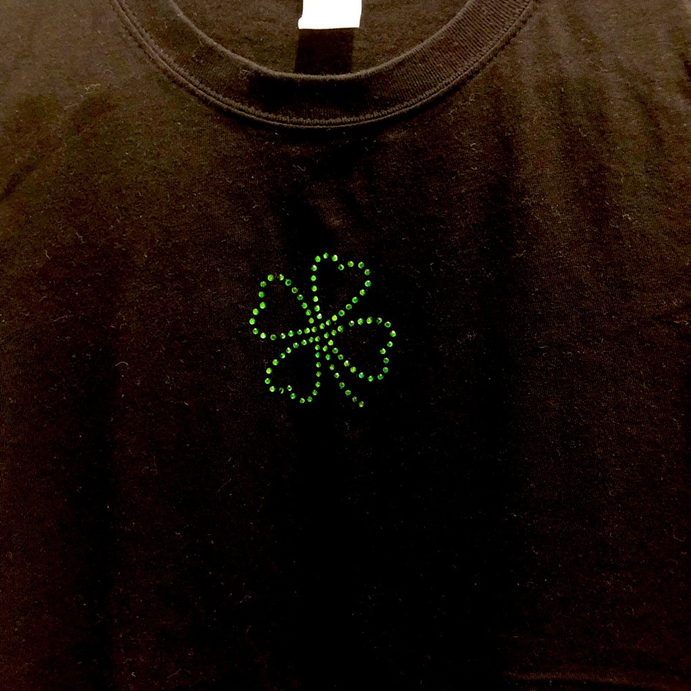🔥 EUC Shamrock St Patrick’s Day shirt! Black with green stones. Size L ☘️ - Picture 3 of 4